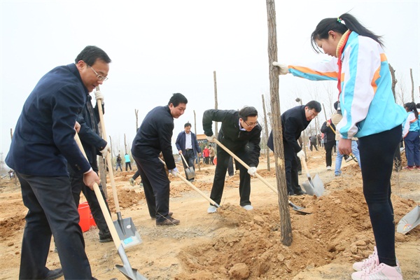 市委书记邵士官,人大主任李健,政协主席宗大全共同植树